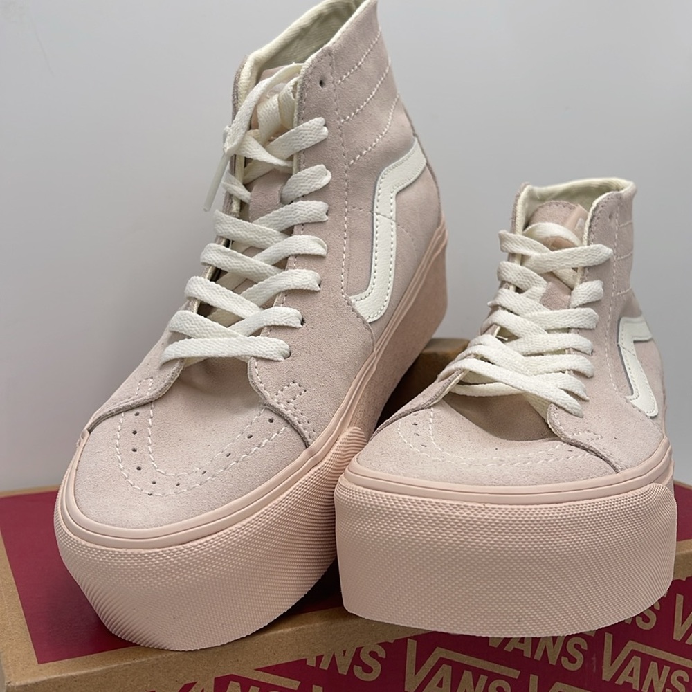 Vans WMNS Sk8-Hi Tapered Stacked Suede Shell
VN0A5JMKBXO
Platforms Sneakers - Picture 5 of 16